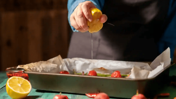 squeeze lemon juice on hot food
