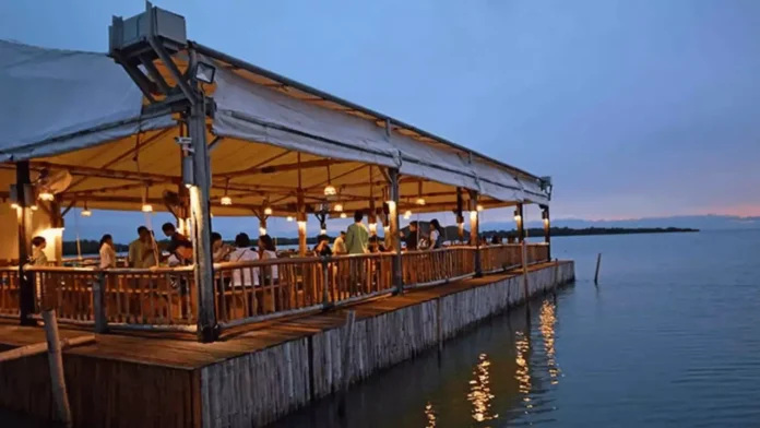 floating restaurant