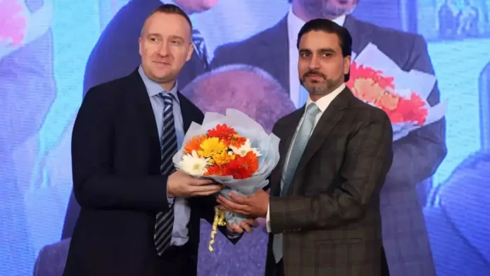 FIL's Junaid Alaf with KimiTech's Stephane Chabierski FIL's Junaid Alaf with KimiTech's Stephane Chabierski